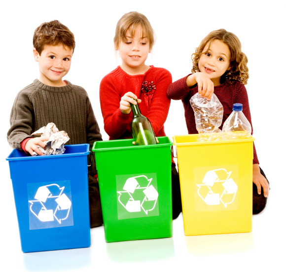 Crianças separando lixo